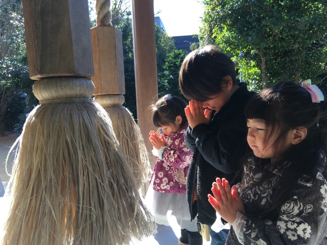 手を合わせる子供